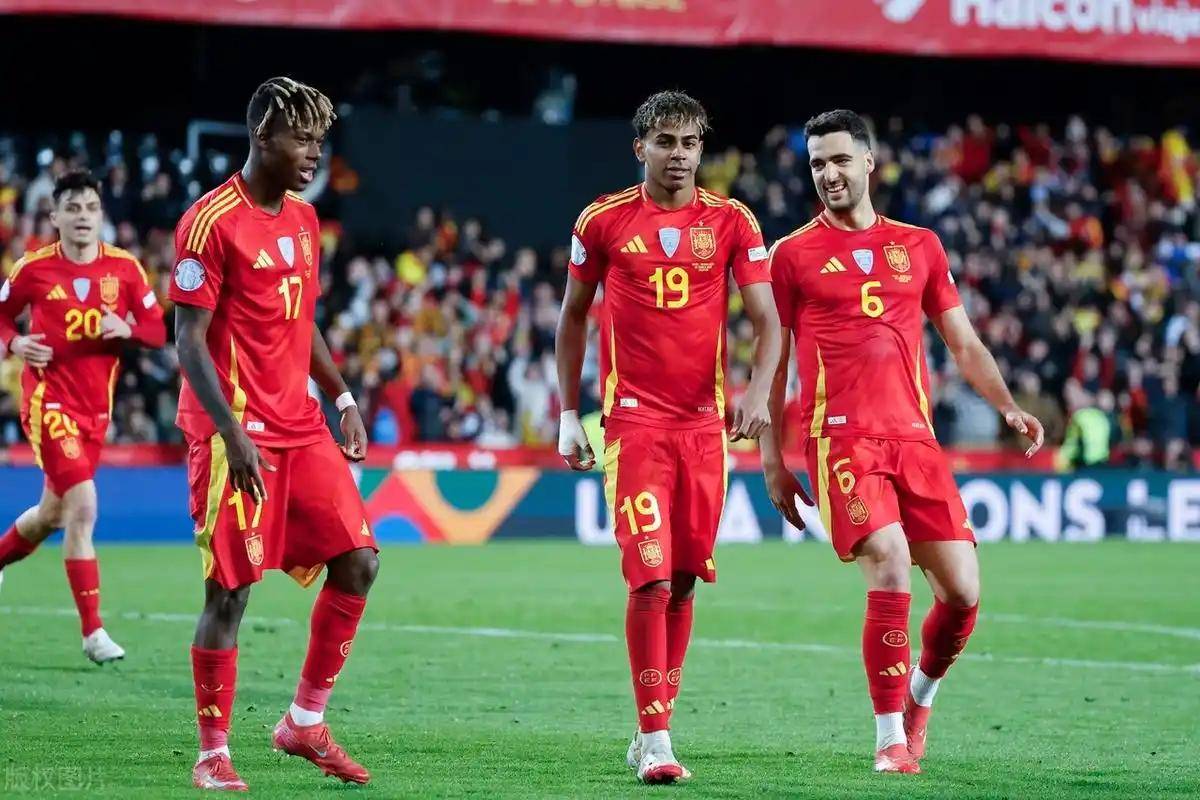 随着皇马2-1，塞维利亚4-0，三队进争冠，西甲最新积分榜如下